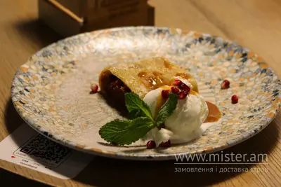 Штрудель з яблуками, вишнею та кулькою морозива Dioscuri Mini undefined фото