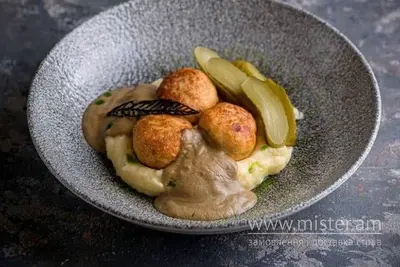Курячі котлетки з картопляним пюре та грибним соусом The Truffle undefined фото