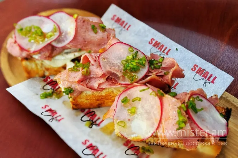 Брускета з пастрамі з індички з соусом "Тонато" - "Small Cafe" в Чернігові фото 