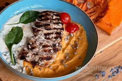 Куряче філе з соусом blue cheese та морквяним пюре Balance undefined фото