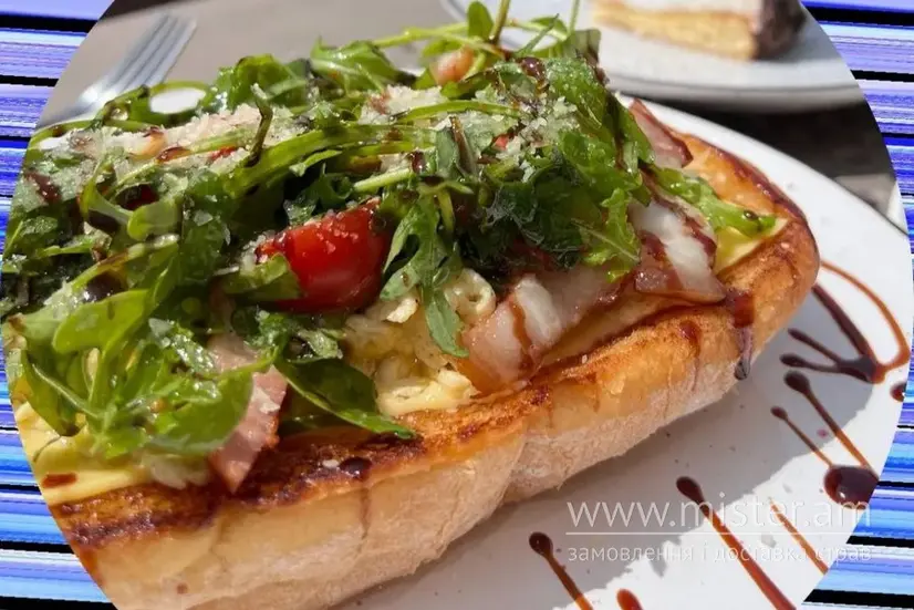 Чіабата з сирним скремблом і беконом - "Ciabatta" в Чернівцях фото