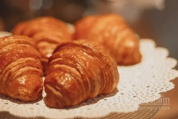 Круасан з маслом та варенням на вибір - "Buffet" в Рівному фото