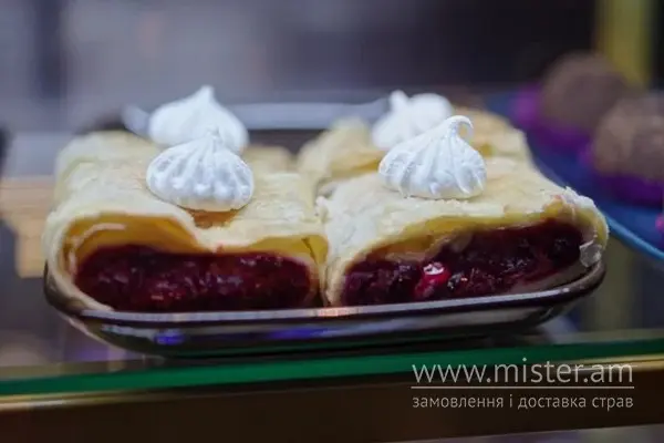 Штрудель вишневий з морозивом - "Buffet" в Рівному фото