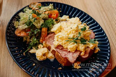 Крок Месьє з шинкою та скрембл на скибці бріош з чеддером Buffet undefined фото