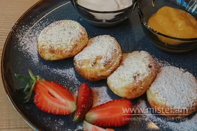 Сирники з вишневим конфітюром чи манговим мусом і сметаною Buffet undefined фото