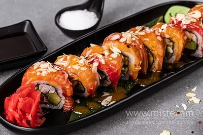 Рол фірмовий з лососем та манго-чілі соусом Yoki restaurant undefined фото