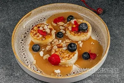 Сирники з соусом місо-карамель та ягодами Yoki restaurant undefined фото