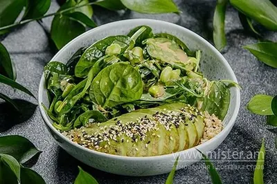 Зелений салат з авокадо та горіховим соусом Yoki restaurant undefined фото