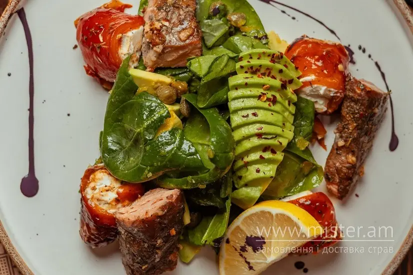Салат з копченим лососем - "Кучері" в Чернівцях фото