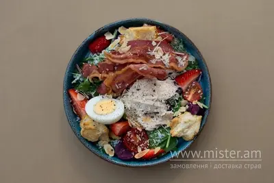 Салат з з куркою та смаженим беконом Чотири Чебуреки & Rebrobar undefined фото