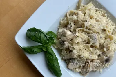 Паста з куркою та грибами Чотири Чебуреки & Rebrobar undefined фото