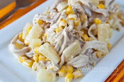 Салат з куркою і ананасами Чорний перець undefined фото