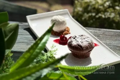 Шоколадний фондан з морозивом та вишнею Кремінь undefined фото