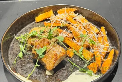 Медальони з яловичини з ароматним соусом та хрумким бататом Grill Pub undefined фото