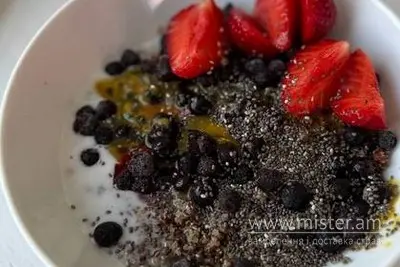 Солодкий боул з кіноа та ягодами - "Healthy Food" в Рівному фото 