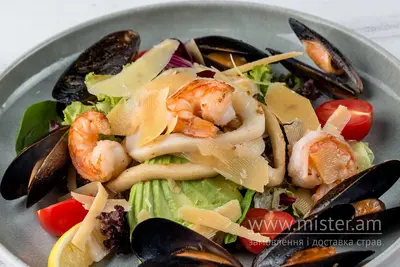 Теплий салат з морепродуктами Чорноморка undefined фото