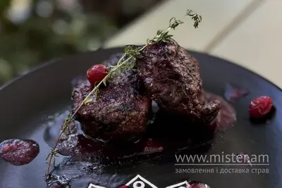 Телячі медальйони з ягідним соусом Hvoya undefined фото