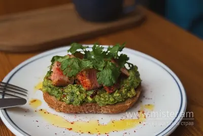 Авокадо тост з тунцем татакі Small Cafe undefined фото
