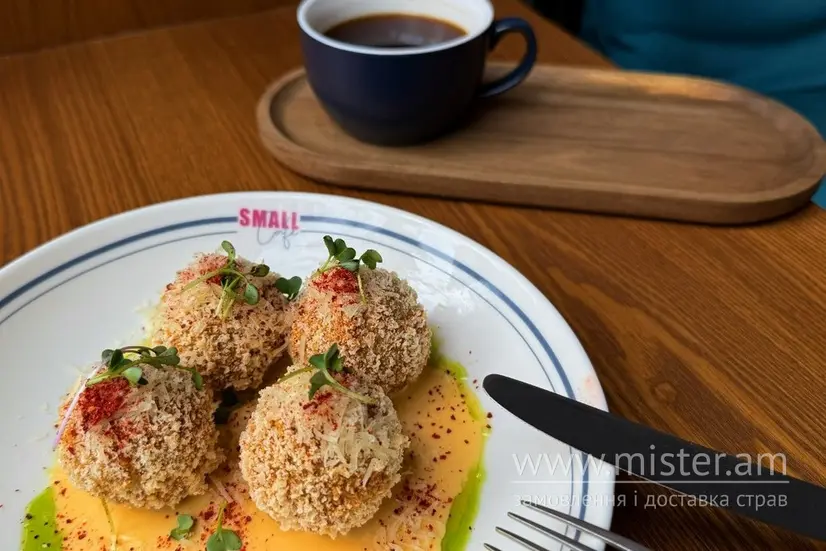 Аранчіні з томленою щокою та сирним соусом - "Small Cafe" в Чернігові фото