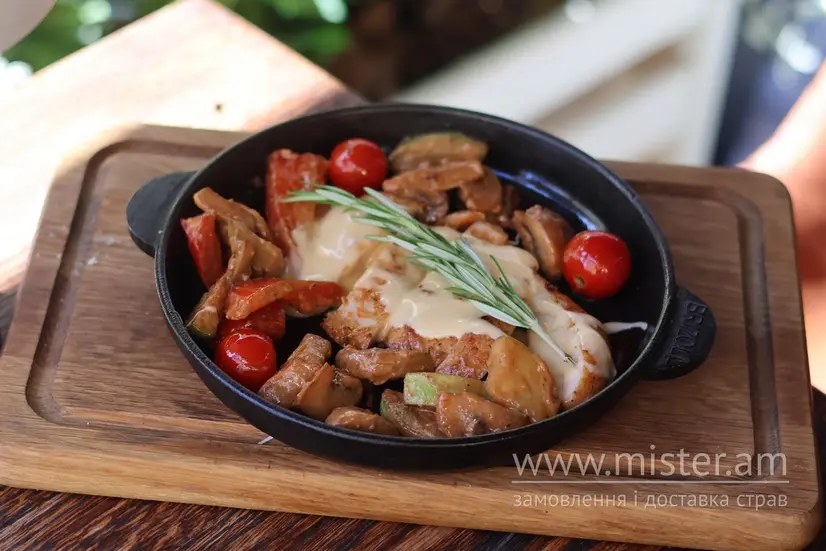 Сковорідка з куркою, овочами та сирним соусом - "Картотека" в Чернівцях фото
