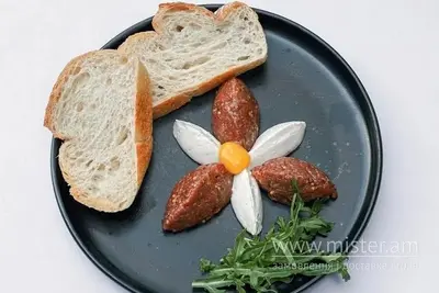 Тартар з яловичини на подушці з крем сиру Show Basilic undefined фото