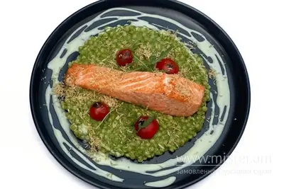 Стейк з лосося зі шпинатно-пармезановим кус-кусом  Show Basilic undefined фото