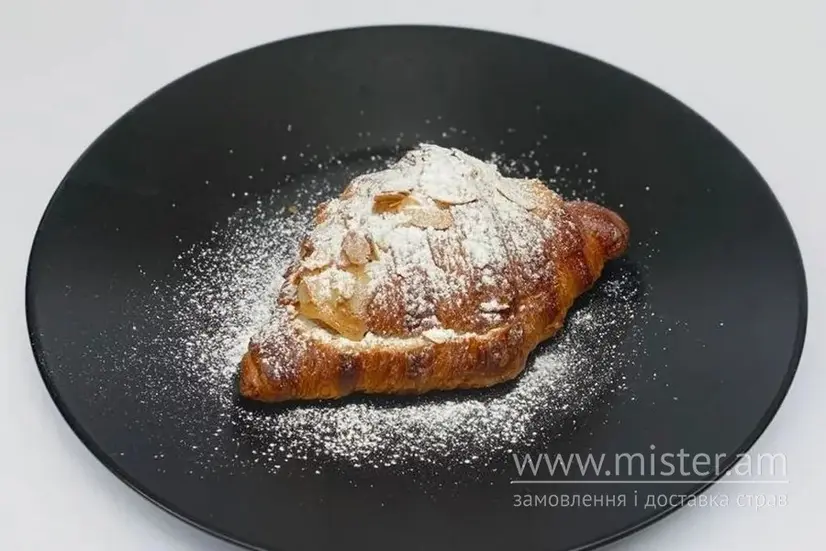 Круасан з кремом франжепан та мигдалевими пластівцями - "Show Basilic" в Луцьку фото 