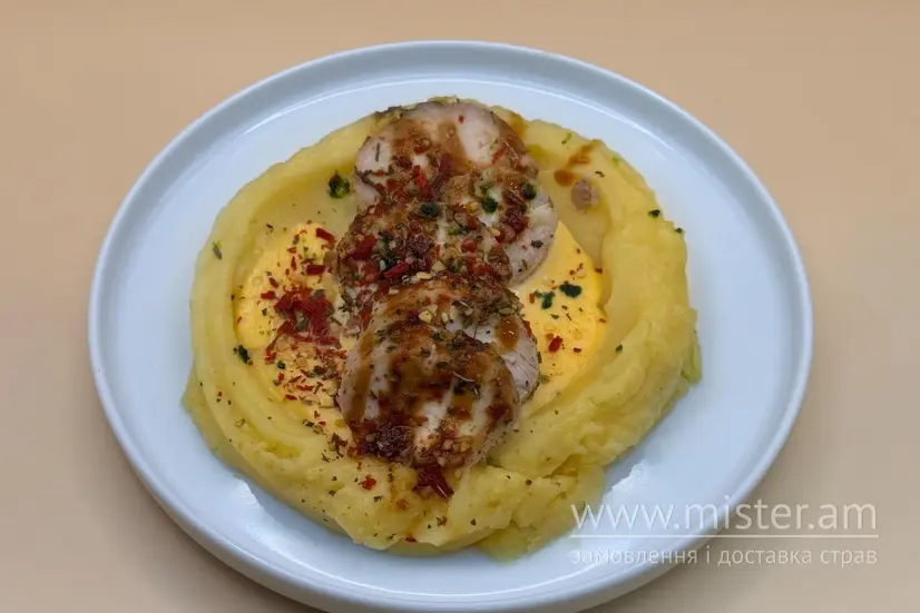 Куряче філе з картопляним пюре та сирним соусом - "Gabar" в Луцьку фото