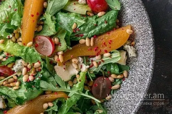 Салат з грушею, сиром горгонзола, кедровими горіхами та медово-гірчичним соусом - "The Truffle" в Черкасах фото 