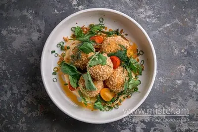 Курячі мітболи з сирним соусом, зеленню, томатами чері та цибулею The Truffle undefined фото