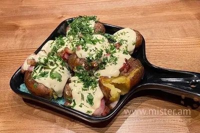 Картопля запечена в хоспері з беконом та сирним соусом Am.bar undefined фото