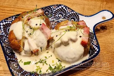 Картопля запечена в хоспері з беконом та сирним соусом Am.bar undefined фото