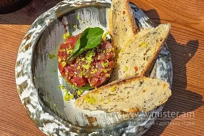 Тартар з тунця з авокадо та грінками Am.bar undefined фото