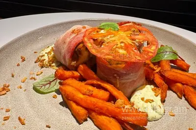 Курячі медальйони в беконі, з бататом та соусом тартар Boulangerie 33 undefined фото