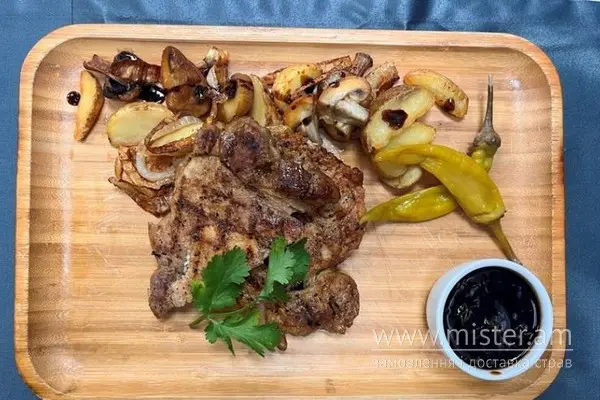Стейк з ошийка з соусом "Тірей" - "Ахтамар" в Кременчуці фото