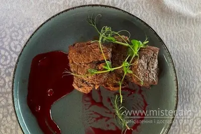 Телячі медальони з журавлиновим соусом Ахтамар undefined фото