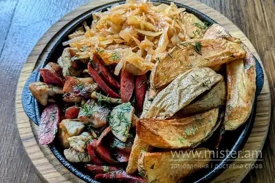 Пательня зі свининою, ковбасками, капустою тушкованою, печерицями Dofamine undefined фото