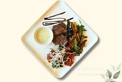 Медальйони з яловичої вирізки з овочами та соусом "Blue Cheese" Maria Garden undefined фото