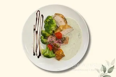 Куряче філе під соусом "Blue Cheese" та броколі Maria Garden undefined фото