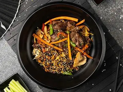 Локшина яєчна WOK з телятиною Yoki restaurant undefined фото