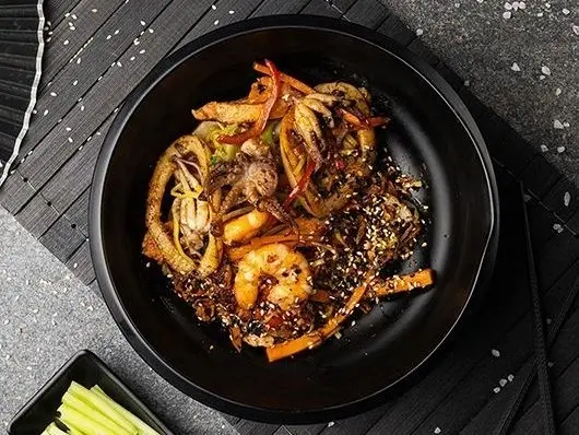 Локшина яєчна WOK з морепродуктами - "Yoki restaurant" в Чернівцях фото 