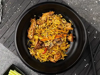 Локшина яєчна WOK з курятиною Yoki restaurant undefined фото