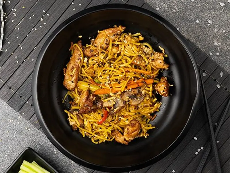 Локшина яєчна WOK з курятиною - "Yoki restaurant" в Чернівцях фото 