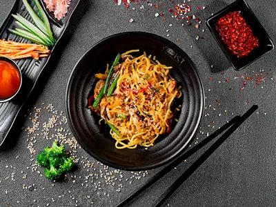 Локшина яєчна WOK з овочами Yoki restaurant undefined фото