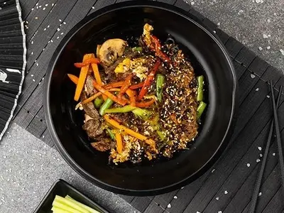 Локшина WOK фунчоза з телятиною Yoki restaurant undefined фото