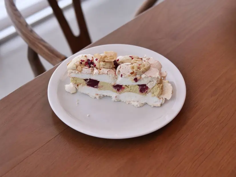 Меренга з фісташкою і малиною - "misto.cafe" в Луцьку фото 