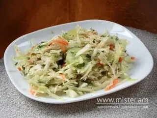 Салат з капусти, овочів та зелені Cheburek. Сонце і тісто undefined фото