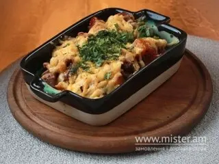 Гаряча пательня мисливських ковбасок з соусом BBQ Cheburek. Сонце і тісто undefined фото
