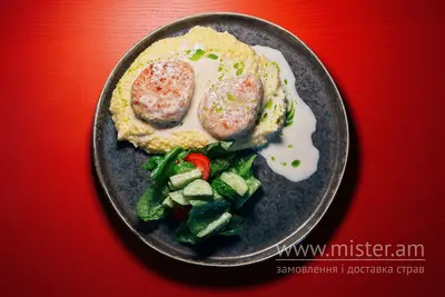 Котлетки з кролика з ніжним вершковим баношем та свіжим салатом Куркулі undefined фото
