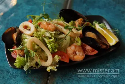 Салат з морепродуктами Fish Bar undefined фото